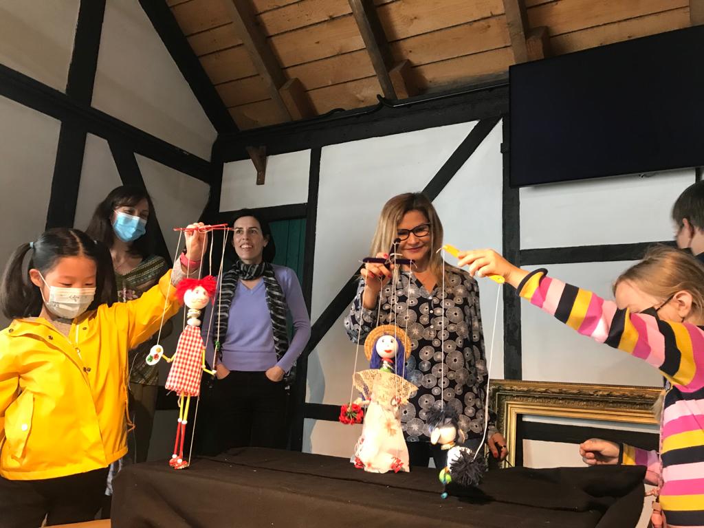 Teilnehmerinnen des Projektes führen ein  Kindertheaterstück im Technikmuseum Freudenberg