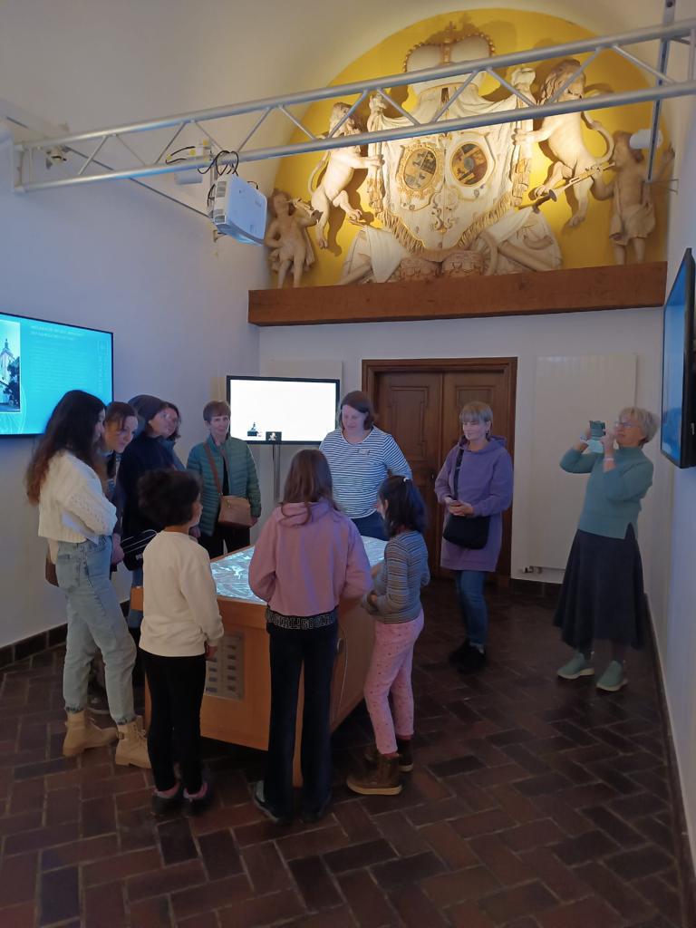 Artwomculture-Frauen erkunden die Region im Siegerlandmuseum